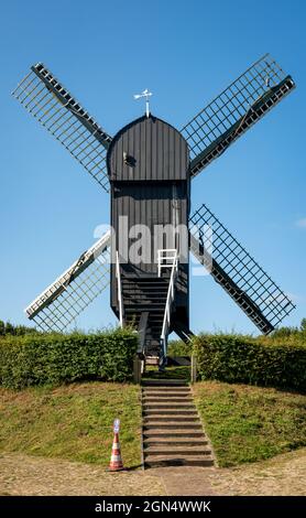 Primo piano dello storico mulino a vento olandese e le scale che portano all'interno, nel villaggio di Bourtange, provincia Groningen Foto Stock