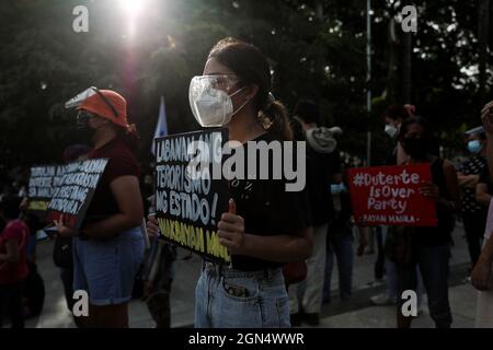 Manila, Filippine. 21 settembre 2021. Gli attivisti filippini hanno dei segni durante una marcia di protesta per commemorare l'anniversario della legge marziale del 1972. Vari gruppi hanno segnato il 49° anniversario della dichiarazione di legge marziale da parte del dittatore filippino Ferdinand Marcos con un grido contro l'attuale governo che dicono ha tendenze autoritarie e violazioni dei diritti umani. Foto Stock