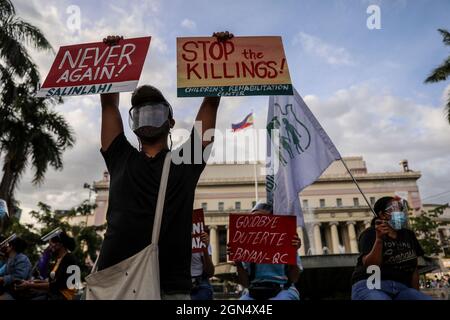 Manila, Filippine. 21 settembre 2021. Gli attivisti filippini hanno dei segni durante una marcia di protesta per commemorare l'anniversario della legge marziale del 1972. Vari gruppi hanno segnato il 49° anniversario della dichiarazione di legge marziale da parte del dittatore filippino Ferdinand Marcos con un grido contro l'attuale governo che dicono ha tendenze autoritarie e violazioni dei diritti umani. Foto Stock