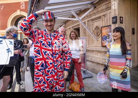 Ultima notte del Prom 2021. L'immagine mostra i partecipanti che si accodano all'esterno della Royal Albert Hall prima della serata annuale dei concerti britannici. Foto Stock