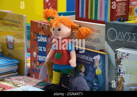 ATENE, GRECIA - Set 16, 2021: Giocattoli per bambini, fatti a mano, bellissimi giocattoli semplici per bambini che rendono felici i bambini, Athens 2021 Book Festival Foto Stock
