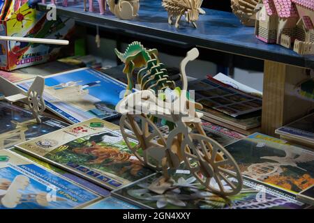 ATENE, GRECIA - ago 16, 2021: Giocattoli per bambini, fatti a mano, bellissimi giocattoli semplici per bambini che rendono felici i bambini, Atene 2021 Libro Festiva Foto Stock