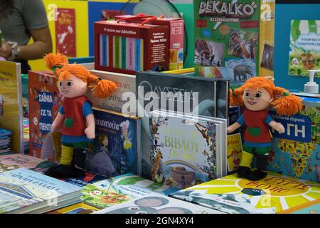ATENE, GRECIA - ago 16, 2021: Giocattoli per bambini, fatti a mano, bellissimi giocattoli semplici per bambini che rendono felici i bambini, Atene 2021 Libro Festiva Foto Stock