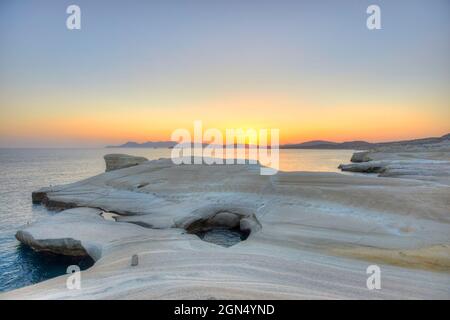 Le bianche scogliere di Sarakiniko Beach all'alba, Milos, Grecia Foto Stock