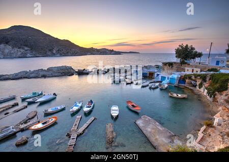 Il pittoresco villaggio di pescatori di Mandrakia, Milos, Grecia Foto Stock