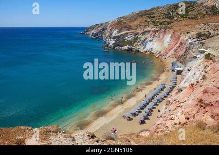 Vista rialzata della spiaggia dorata di Paliochori, Milos, Grecia Foto Stock