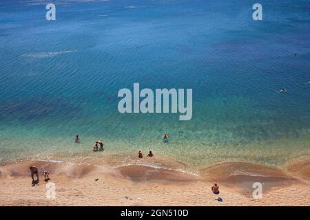 Vista rialzata della spiaggia dorata di Paliochori, Milos, Grecia Foto Stock