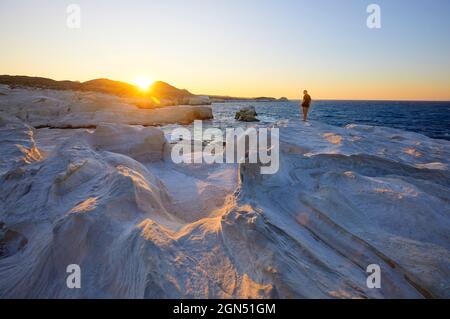 Le bianche scogliere di Sarakiniko Beach al tramonto, Milos, Grecia Foto Stock