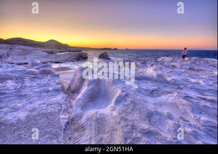 Le bianche scogliere di Sarakiniko Beach al tramonto, Milos, Grecia Foto Stock