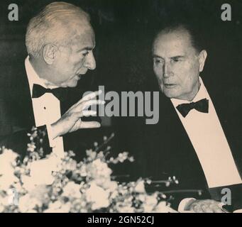 Presidente italiano Francesco Cossiga e francese Francois Mitterrand, 1990 Foto Stock