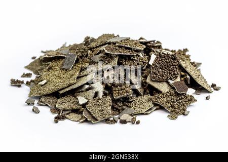 Campioni di manganese, metallo di manganese puro in fiocchi utilizzato nell'industria, fondo bianco isolato. Foto Stock