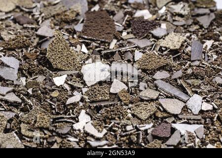 Campioni di manganese, metallo di manganese puro in fiocchi utilizzato nell'industria, fondo bianco isolato. Foto Stock