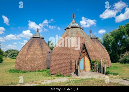 Piccolo villaggio di csete yurts nel Parco Nazionale del Patrimonio Ópusztaszer, un museo all'aperto della storia ungherese. Foto Stock