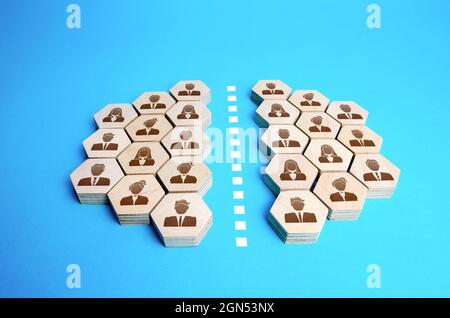 La gente era divisa in due gruppi. Divisione della comunità. Risoluzione dei conflitti. Violazione dell'integrità. Differenze di opinione pubblica. Unione in un'organizzazione Foto Stock