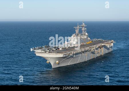 Oceano Pacifico, sul mare. 18 aprile 2021. La nave d'assalto anfibio USS Essex di classe Wasp della Marina degli Stati Uniti durante una pattuglia in mari calmi Aprile 18 2021 nell'Oceano Pacifico. Credito: MCS Sang Kim/U.S.A. Navy/Alamy Live News Foto Stock