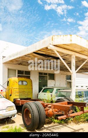 Vecchio camion in garage sulla Route 66 USA Foto Stock