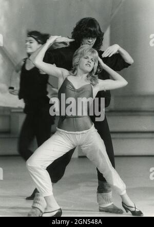 La showgirl italiana e la ballerina Lorella Cuccarini al programma televisivo Fantastico 6, 1980