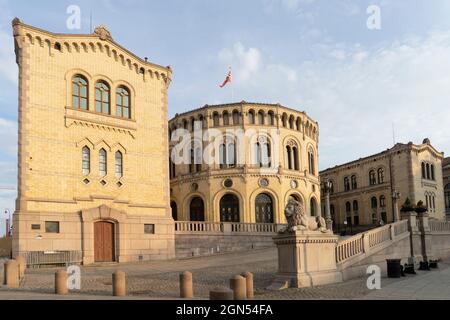 Oslo, Norvegia. Settembre 2021. Vista all'aperto del palazzo del parlamento nel centro della città Foto Stock