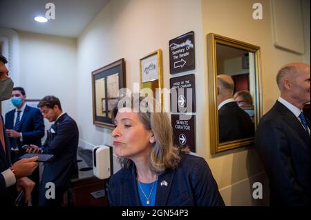 Washington, Vereinigte Staaten. 22 settembre 2021. Il senatore degli Stati Uniti Joni Ernst (repubblicano dell'Iowa) scherza intorno prima di una conferenza stampa sul limite di debito al Campidoglio degli Stati Uniti a Washington, DC, mercoledì 22 settembre 2021. Credit: Rod Lammey/CNP/dpa/Alamy Live News Foto Stock