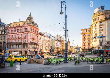 Budapest, Ungheria, marzo 2020, scena urbana vicino all'ingresso della stazione della metropolitana Astoria da Muzeum Korut e Rakoczi utca Foto Stock