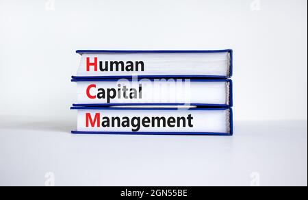 HCM, il simbolo della gestione del capitale umano. Parole concettuali HCM, gestione del capitale umano su libri su uno sfondo bianco bello. Business, HCM, Human Capit Foto Stock