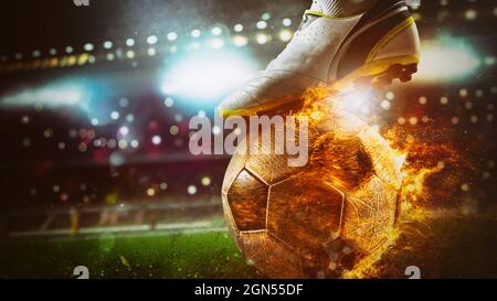 Primo piano di un attaccante pronto a calci una palla da fuoco allo stadio Foto Stock