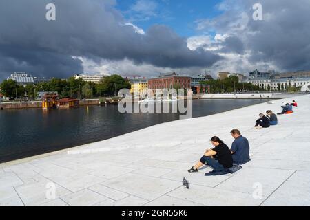 Oslo, Norvegia. Settembre 2021. Alcune persone che siedono nello spazio di fronte all'Opera e Balletto Norvegese nel centro della città Foto Stock