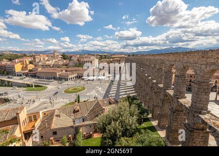 Segovia, Spagna. Vista sulla Città Vecchia e l'Acueducto de Segovia, un acquedotto romano o ponte d'acqua costruito nel i secolo d.C. Foto Stock