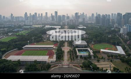 Vista aerea dall'alto dello splendido scenario dello stadio Senayan, con sfondo urbano di Giacarta. Jakarta, Indonesia, 23 settembre 2021 Foto Stock