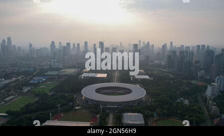 Vista aerea dall'alto dello splendido scenario dello stadio Senayan, con sfondo urbano di Giacarta. Jakarta, Indonesia, 23 settembre 2021 Foto Stock