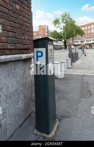 Oslo, Norvegia. Settembre 2021. La macchina a pagamento per il parcheggio in un marciapiede di una strada nel centro della città Foto Stock