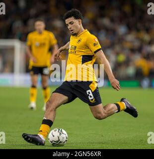 Wolverhampton, Regno Unito. 22 settembre 2021; Molineux Stadium, Wolverhampton, West Midlands, Inghilterra; EFL Cup Football, Wolverhampton Wanderers versus Tottenham Hotspur; Rayan Ait Nouri di Wolverhampton Wanderers attraversare la palla Credit: Action Plus Sports Images/Alamy Live News Foto Stock