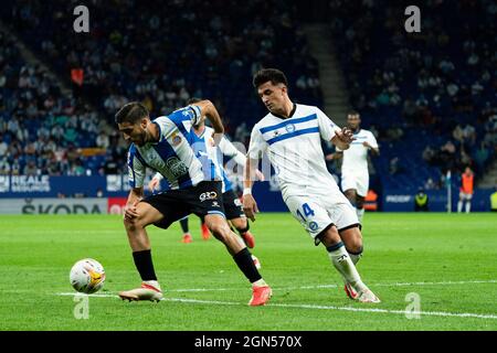 Cornellà, Spagna, il 22 settembre 2021. SPAGNA, CALCIO, LA LIGA SANTANDER, RCDE VS DEPORTIVO ALAVÉS. RCD Espanyol player (12) 'car Gil vies con (14) Manu García durante la partita la Liga Santander tra RCD Espanyol e Deportivo Alavés nello stadio RCDE, Cornellà, Spagna, il 22 settembre 2021. © Joan Gosa 2021. Credit: Joan Gosa Badia/Alamy Live News Foto Stock