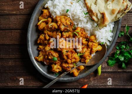 Cavolfiore tikka masala o curry gobi servito con riso e roti, fuoco selettivo Foto Stock