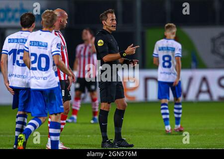 ZWOLLE, PAESI BASSI - SETTEMBRE 22: Arbitro Martin Perez durante la partita olandese Eredivie tra PEC Zwolle e Sparta Rotterdam allo stadio MAC3PARK il 22 Settembre 2021 a Zwolle, Paesi Bassi (Foto di ben Gal/Orange Pictures) Foto Stock