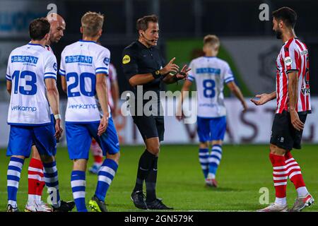 ZWOLLE, PAESI BASSI - SETTEMBRE 22: Arbitro Martin Perez durante la partita olandese Eredivie tra PEC Zwolle e Sparta Rotterdam allo stadio MAC3PARK il 22 Settembre 2021 a Zwolle, Paesi Bassi (Foto di ben Gal/Orange Pictures) Foto Stock