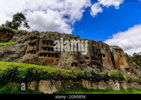 Vista frontale del sito archeologico 'Las Ventanillas de Otuzco' nel distretto di Baños del Inca dalla provincia di Cajamarca, in Perù, in una giornata di sole Foto Stock