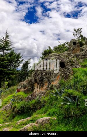 Vista laterale sinistra del sito archeologico 'Las Ventanillas de Otuzco' nel distretto di Baños del Inca dalla provincia di Cajamarca, in Perù, in una giornata di sole Foto Stock