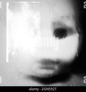 Un'immagine spoky e inquietante di una bambola su un grunge e vecchio effetto fotografico. Testa della bambola. Ritratto surreale della bambola. Foto Stock