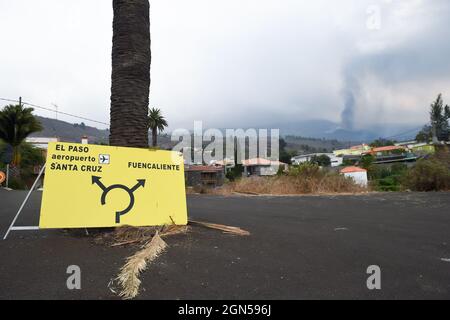 La Palma, Spagna. 22 settembre 2021. Foto scattata il 21 settembre 2021 mostra l'eruzione del vulcano Cumbre Vieja sull'isola di la Palma nelle Isole Canarie, Spagna. L'eruzione del vulcano Cumbre Vieja dovrebbe durare tra i 24 e i 84 giorni, l'Istituto di Vulcanologia delle Isole Canarie (INVOLCAN) ha detto mercoledì. Credit: Gustavo Valiente/Xinhua/Alamy Live News Foto Stock