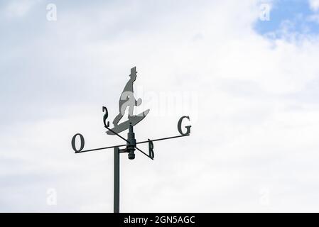 Southampton Old Bowling Green Metal Wind Compass con le lettere S o B G contro il cielo blu, il più antico campo da bowling del mondo, Inghilterra, Hampshire, Regno Unito Foto Stock