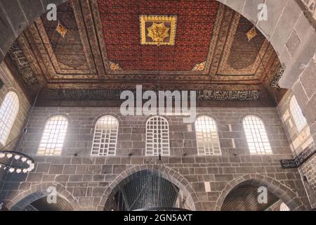 Interno di Ulu Cami o Grande Moschea di Diyarbakir Foto Stock