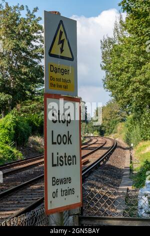 Attraversamento a livello, attraversamento ferroviario, attraversamento ferroviario a piedi, attraversamento ferroviario a piedi, attraversamento ferroviario a livello, segnaletica di avvertimento, sguardo alla fermata, segnaletica di avvertimento ferroviaria Foto Stock