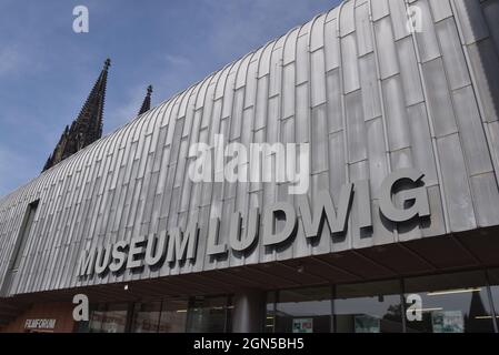 Colonia, Germania. 17 settembre 2021. Il Museo Ludwig è un museo della città di Colonia per l'arte del ventesimo e ventunesimo secolo ed è oggi uno dei più importanti musei d'arte in Europa. Credit: Horst Galuschka/dpa/Alamy Live News Foto Stock