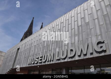 Colonia, Germania. 17 settembre 2021. Il Museo Ludwig è un museo della città di Colonia per l'arte del ventesimo e ventunesimo secolo ed è oggi uno dei più importanti musei d'arte in Europa. Credit: Horst Galuschka/dpa/Alamy Live News Foto Stock