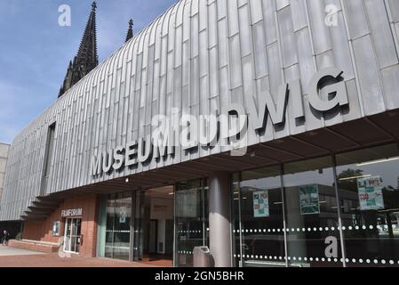 Colonia, Germania. 17 settembre 2021. Il Museo Ludwig è un museo della città di Colonia per l'arte del ventesimo e ventunesimo secolo ed è oggi uno dei più importanti musei d'arte in Europa. Credit: Horst Galuschka/dpa/Alamy Live News Foto Stock