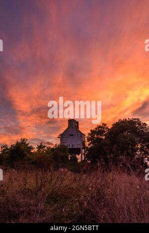 Royston, Barnsley, South Yorkshire, Regno Unito, 22 settembre 2021, Meteo. Formazioni di nubi illuminate al tramonto sul Rabbit Ings Country Park e i resti di Monckton Colliery dell'epoca delle miniere di carbone della Gran Bretagna. L'incantesimo caldo e secco continua nella stagione autunnale. Credit: Paul Biggins/Alamy Live News Foto Stock