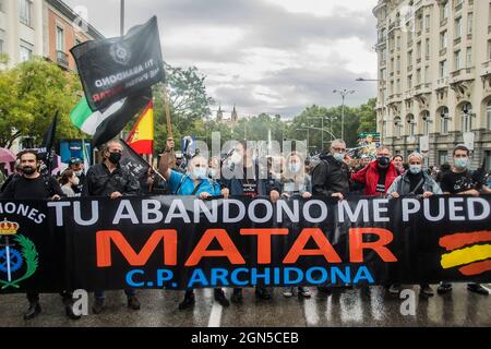 Madrid, Spagna. 22 settembre 2021. Con canti di "dimissioni del paese" e "il mio lavoro è la vostra sicurezza", diverse migliaia di funzionari -vestiti in magliette nere del collettivo e alcuni di loro con maschere del volto del Ministro Grande-Marlaska- hanno dimostrato dalla sede dei Penitenziari istituzionali, nella via di Alcala, Fino al Congresso dei deputati. (Foto di Alberto Sibaja/Pacific Press) Credit: Pacific Press Media Production Corp./Alamy Live News Foto Stock