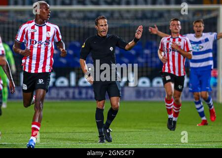 ZWOLLE, PAESI BASSI - SETTEMBRE 22: Arbitro Martin Perez durante la partita olandese Eredivie tra PEC Zwolle e Sparta Rotterdam allo stadio MAC3PARK il 22 Settembre 2021 a Zwolle, Paesi Bassi (Foto di ben Gal/Orange Pictures) Foto Stock