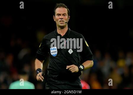 DEVENTER, PAESI BASSI - SETTEMBRE 22: Arbitro Bas Nijhuis durante la partita olandese di Eredisie tra aquile Passi pure e PSV all'Adelaarshorst il 22 Settembre 2021 a Deventer, Paesi Bassi (Foto di Dennis Bresser/Orange Pictures) Foto Stock